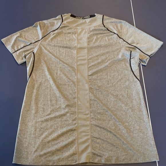 Large Nike Pro fitted shirt - Picture 3 of 3